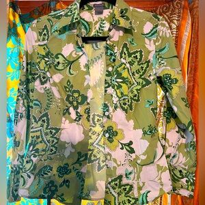 Ann Taylor green and white paisley size 4 long sleeve button down shirt